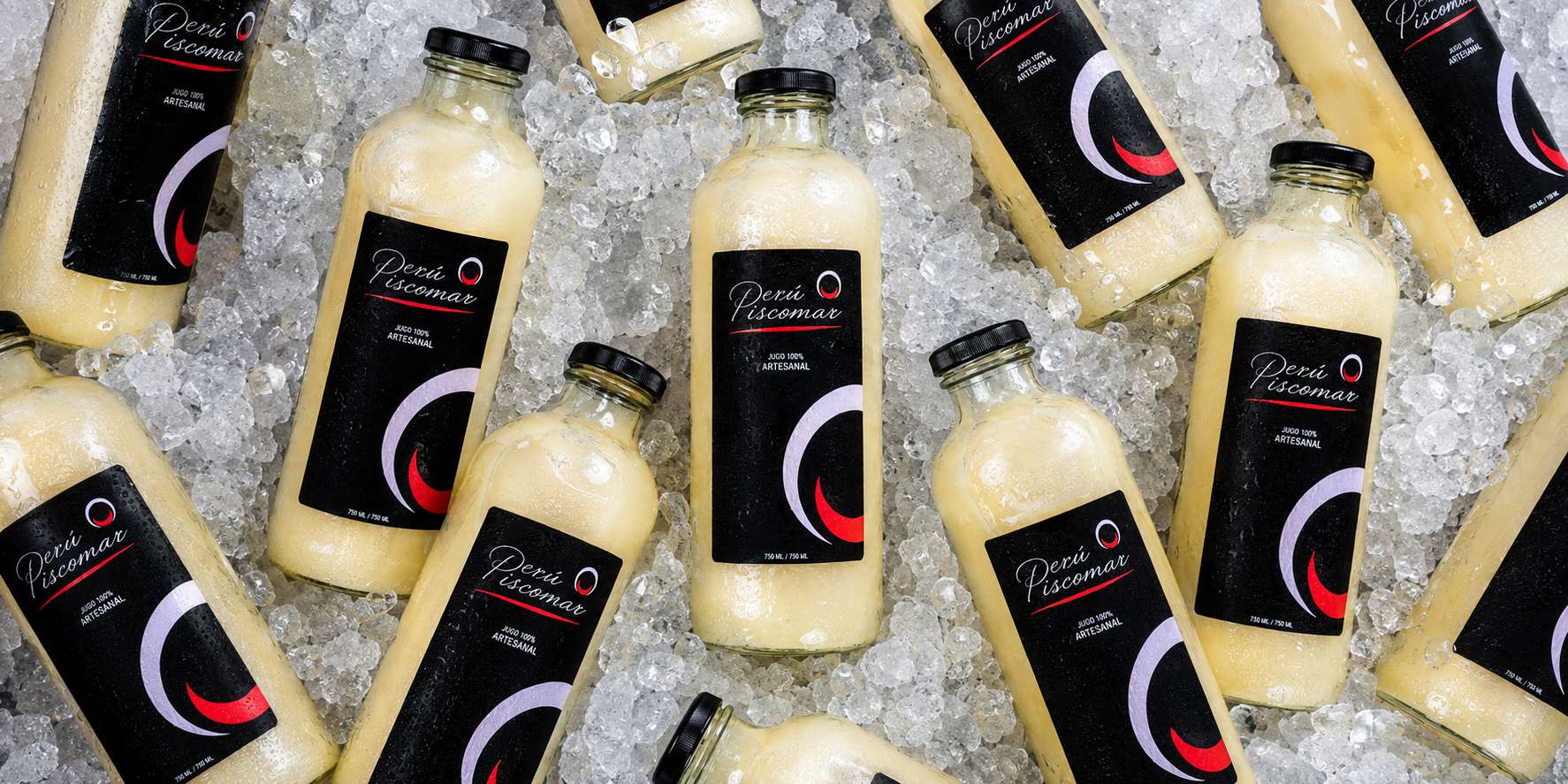 Botellas de pisco sour PiscoMar sobre hielo picado, vista cenital
